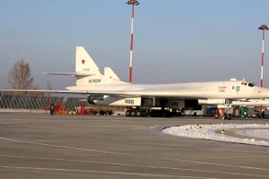 Máy bay mang tên lửa chiến lược Tu-160 của Nga tại sân bay Engels ở vùng Saratov. (Ảnh: Sputnik)