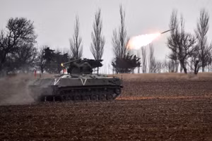 Binh sĩ Nga khai hỏa hệ thống tên lửa phòng không vác vai.