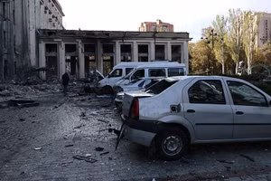 Hiện trường sau vụ pháo kích được cho là của lực lượng Ukraine nhắm vào thành phố Donetsk.