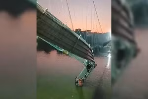 Cây cầu treo ở Ấn Độ bị sập.