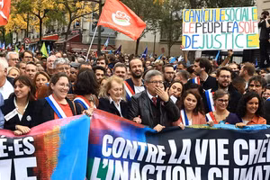 Nhiều người phản đối phí sinh hoạt tăng cao.