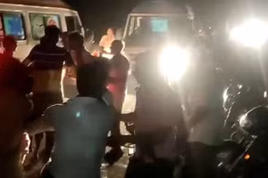 Các nạn nhân vụ lật xe đầu kéo được đưa tới bệnh viện.