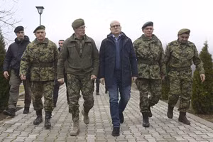 Bộ trưởng Quốc phòng Serbia Milos Vucevic (giữa) nói chuyện với Tham mưu trưởng quân đội Serbia Milan Mojsilovic (giữa bên trái).