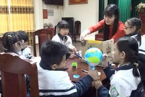 Cô và trò cùng nhau tìm hiểu về giáo dục STEM cấp tiểu học.