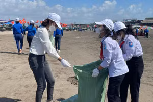 Các em học sinh cùng đoàn viên, thanh niên xã Hải Lý tích cực tham gia hoạt động làm sạch môi trường biển quê hương. 