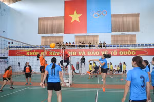 Các vận động viên tranh tài ở môn Bóng chuyền hơi nữ