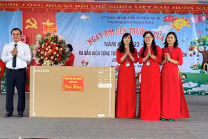 Ông Đỗ Mạnh Hưng - Chủ tịch UBND huyện Ba Vì tặng quà cho Trường Mầm non Cổ Đô nhân dịp khai giảng năm học 2022-2023.