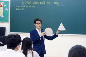 Năm học 2022-2023, Trường THPT Phan Đình Phùng tiếp tục tổ chức cuộc thi "Một giờ làm thầy cô" cho học sinh khối 12.