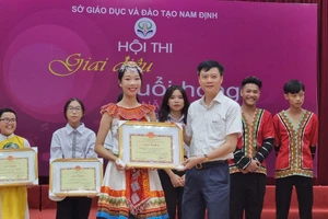 Phó Giám đốc Sở GD&ĐT Nam Định Nguyễn Xuân Hồng trao giấy chứng nhận cho các đội tham gia hội thi.