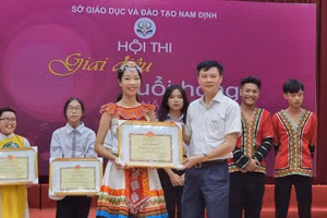 Phó Giám đốc Sở GD&ĐT Nam Định Nguyễn Xuân Hồng trao giấy chứng nhận cho các đội tham gia hội thi.