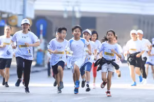 Đông đảo học sinh, phụ huynh, giáo viên cùng tham dự giải chạy S-Race 2022 tại Hà Nội.