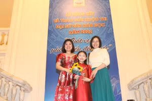 Ban tổ chức đã trao 2 giải Đại sứ văn hóa đọc tiêu biểu cho 1 đại diện cấp Tiểu học và 1 đại diện cấp THPT.