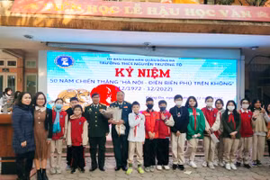 Cô trò Trường THCS Nguyễn Trường Tộ (Đống Đa, Hà Nội) giao lưu với các cựu chiến binh nhân dịp 50 năm chiến thắng “Hà Nội - Điện Biên Phủ trên không” 1972. 