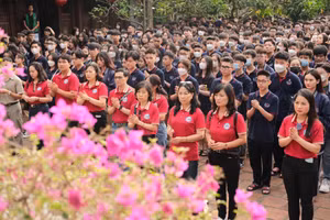 Thầy trò Trường THPT Văn Hiến - Hà Nội cùng nhau thành kính dâng hương, tưởng niệm nhà giáo Chu Văn An.