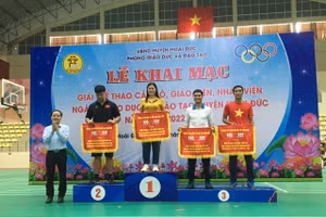 Trưởng Phòng GD&ĐT Hoài Đức Vương Văn Lâm (bên trái) trao chứng nhận cho các đội đạt giải.