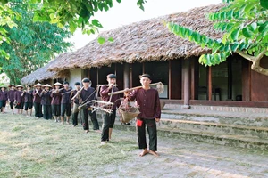 Hình ảnh những bác nông dân quần nâu áo vải, vai mang các vật dụng quen thuộc của nhà nông như cày, bừa, liềm, cuốc... được học sinh Trường THPT Quang Trung tái hiện sinh động tại Bảo tàng truyền thống ngay trong khuôn viên trường.