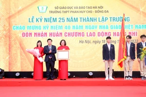 Thứ trưởng Bộ GD&ĐT Nguyễn Hữu Độ trao tặng Huân chương Lao động hạng Nhì cho tập thể Trường THPT Phan Huy Chú - Đống Đa.