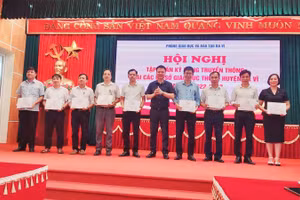 Nhà báo Triệu Ngọc Lâm (thứ 5 từ phải sang) - Tổng Biên tập Báo Giáo dục & Thời đại trao giấy chứng nhận hoàn thành khóa tập huấn cho các học viên.