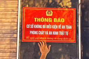 Công an huyện Hoài Đức dán thông báo tại các cơ sở kinh doanh dịch vụ karaoke không đủ điều kiện về an toàn phòng cháy và an ninh trật tự. 