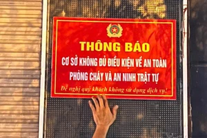 Công an huyện Hoài Đức dán thông báo tại các cơ sở kinh doanh dịch vụ karaoke không đủ điều kiện về an toàn phòng cháy và an ninh trật tự. 