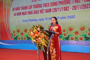 Cô Lưu Thị Mậu - Hiệu trưởng Trường THCS Song Phương ôn lại lịch sử 60 năm hình thành và phát triển của nhà trường.