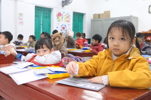 Học sinh Trường Tiểu học Thị trấn Xuân Trường (Xuân Trường, Nam Định) trong một giờ học Toán trên lớp. Ảnh: Đình Tuệ.