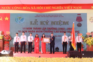 Ông Nguyễn Duy Hưng thừa ủy quyền Chủ tịch nước trao Huân chương Lao động hạng Nhì cho Trường THPT Ân Thi.