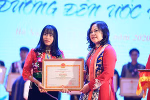 Thứ trưởng Bộ GD&ĐT Ngô Thị Minh trao bằng khen cho học sinh, sinh viên, thanh niên DTTS tiêu biểu năm 2020. Ảnh tư liệu: TG.