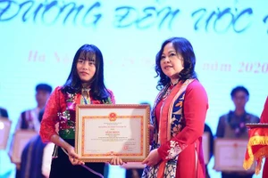 Thứ trưởng Bộ GD&ĐT Ngô Thị Minh trao bằng khen cho học sinh, sinh viên, thanh niên DTTS tiêu biểu năm 2020. Ảnh tư liệu: TG.