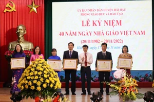 Lãnh đạo Sở GD&ĐT Nam Định tặng thưởng cho các tập thể, cá nhân của ngành Giáo dục Hải Hậu có thành tích xuất sắc trong năm học vừa qua.