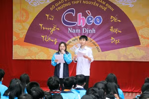 Các em học sinh tại Trường THPT Nguyễn Huệ - TP Nam Định được trải nghiệm những giá trị văn hóa từ nghệ thuật Chèo ngay tại sân trường. 