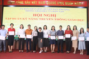 Nhà báo Dương Thanh Hương và nhà giáo Bùi Thị Thu Hằng (thứ 8 và 9 từ phải sang) trao Giấy chứng nhận hoàn thành khóa học cho các học viên.