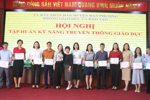 Nhà báo Dương Thanh Hương và nhà giáo Bùi Thị Thu Hằng (thứ 8 và 9 từ phải sang) trao Giấy chứng nhận hoàn thành khóa học cho các học viên.