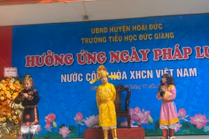 Học sinh Trường Tiểu học Đức Giang tuyên truyền pháp luật thông qua hình thức đóng tiểu phẩm.