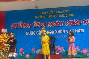 Học sinh Trường Tiểu học Đức Giang tuyên truyền pháp luật thông qua hình thức đóng tiểu phẩm.