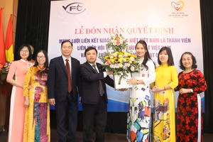 Chủ tịch Mạng lưới liên kết giáo dục đặc biệt Việt Nam Nguyễn Thị Thu (thứ 3 từ phải sang) tiếp nhận hoa chúc mừng từ TS Tạ Ngọc Trí - Phó Vụ trưởng Vụ Giáo dục Tiểu học, Bộ GD&ĐT. 