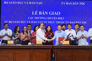 Bộ trưởng Bộ GD&ĐT Nguyễn Kim Sơn và ông Hầu A Lềnh - Bộ trưởng, Chủ nhiệm Ủy ban Dân tộc ký kết bàn giao 5 trường chuyên biệt về Ủy ban Dân tộc. 