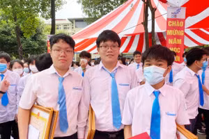 Nguyễn Nhật Minh (bìa trái) và các bạn về nhận Bằng khen trong dịp khai giảng năm học mới 2022-2023 tại Trường THPT Chuyên Khoa học tự nhiên. 