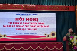 Nhà báo, Thiếu tướng Nguyễn Hồng Thái chia sẻ một số kiến thức về truyền thông trong nhà trường và đảm bảo an ninh trường học.