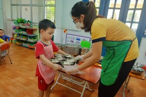 Cô trò Trường Mầm non Chu Minh (Ba Vì, Hà Nội) chuẩn bị vào bữa ăn trưa tại trường.