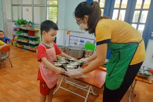 Cô trò Trường Mầm non Chu Minh (Ba Vì, Hà Nội) chuẩn bị vào bữa ăn trưa tại trường.
