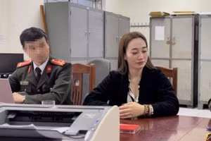 Cô đồng Trương Thị Hương làm việc với cơ quan công an.