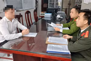 Cơ quan công an làm việc với một đối tượng có liên quan đến vụ việc.