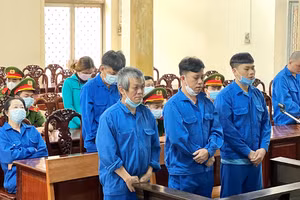 Các bị cáo tại phiên tòa xét xử.