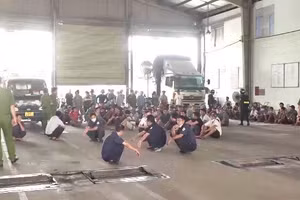 Cơ quan công an tiến hành khám xét tại Trung tâm đăng kiểm 50-07V tại TP. Hồ Chí Minh.