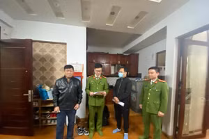 Cơ quan công an tống đạt lệnh khám xét khẩn cấp tại Công ty Alpha.