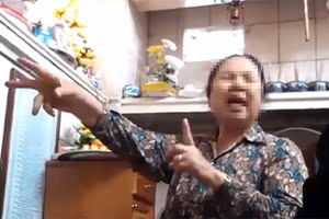 Bà Hoàng Thị L. đang xem bói cho người khác.