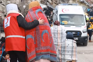 Hội Chữ thập đỏ và Trăng lưỡi liềm đỏ quốc tế hỗ trợ người bị ảnh hưởng bởi động đất tại Thổ Nhĩ Kỳ. Ảnh: IFRC