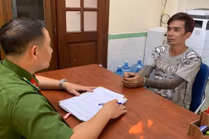 Đối tượng Lê Văn Bậm làm việc với cơ quan công an.