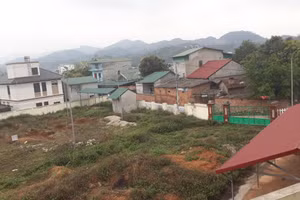 Hiện trạng ngổn ngang tại diện tích đất để thực hiện dự án Trung tâm Bảo trợ xã hội tỉnh Cao Bằng. 